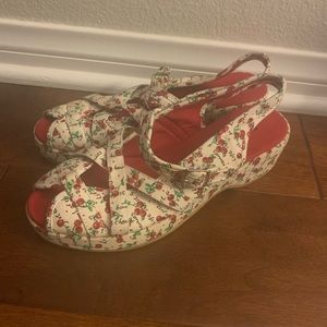 🦄 Chinese Laundry Platform Cherry Print Sandal